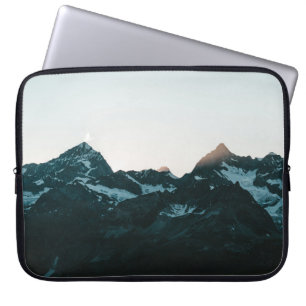 SCHNEE BEDECKTER BERG WÄHREND DES TAGES2 LAPTOPSCHUTZHÜLLE
