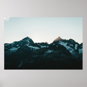 SCHNEE BEDECKTER BERG WÄHREND DES TAGES2 POSTER