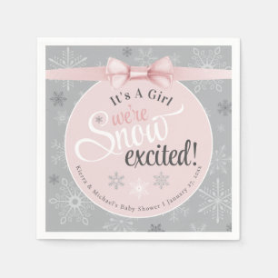 Schnee begeistert Baby mit einer Girl Pink Snowfla Serviette