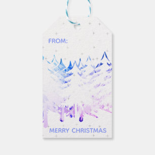 Schnee beladene Weihnachtsbäume in blauem Lila u. Geschenkanhänger