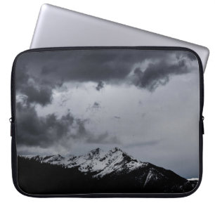 SCHNEE BERG UNTER DRAMATISCHEN SCHWANGERN LAPTOPSCHUTZHÜLLE