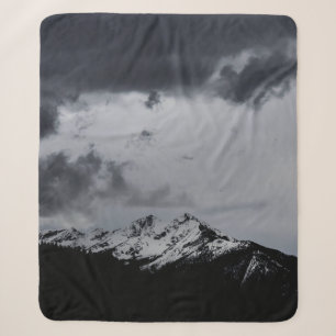 SCHNEE BERG UNTER DRAMATISCHEN SCHWANGERN SHERPADECKE
