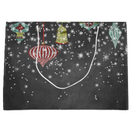 Schnee blättert auf Weihnachtsverzierungen der Große Geschenktüte