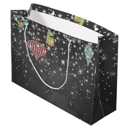 Schnee blättert auf Weihnachtsverzierungen der Große Geschenktüte (Rückseite Schrägansicht)