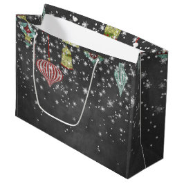 Schnee blättert auf Weihnachtsverzierungen der Große Geschenktüte