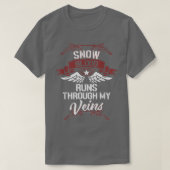 Schnee Blut fließt durch meine Adern Nachname Fami T-Shirt (Design vorne)