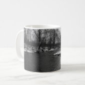 Schnee entlang James River Grayscale Tasse (Vorderseite Links)