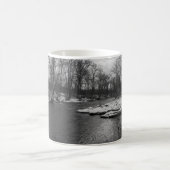 Schnee entlang James River Grayscale Tasse (Mittel)