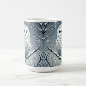 Schnee-Eule auf winterlichem Ast sitzend Kaffeetasse (Mittel)