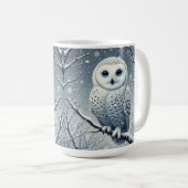 Schnee-Eule auf winterlichem Ast sitzend Kaffeetasse (VorderseiteRechts)