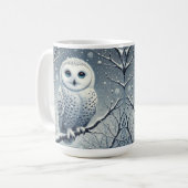 Schnee-Eule auf winterlichem Ast sitzend Kaffeetasse (Vorderseite Links)