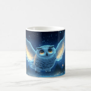 Schnee-Eule fliegt am nächtlichen Himmel. Kaffeetasse