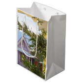 Schnee, Evergreen und Hütten - Martha's Vineyard Mittlere Geschenktüte (Vorderseite Schrägansicht)