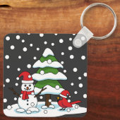 Schnee fällt auf Kardinal, Schneemann und Pine Tre Schlüsselanhänger (Rückseite)