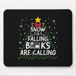 Schnee fällt in Büchern und nennt Weihnachtsbaum Mousepad