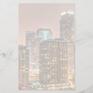 Schnee fällt über Skyline am Abend in Chicago Briefpapier