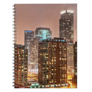 Schnee fällt über Skyline am Abend in Chicago Notizblock