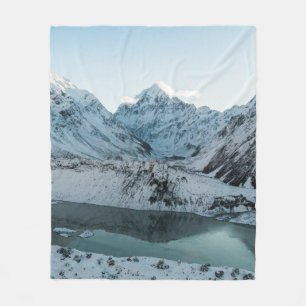 SCHNEE GEDECKTER BERG IN DER NÄHE DES WASSERKÖRPER FLEECEDECKE