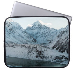 SCHNEE GEDECKTER BERG IN DER NÄHE DES WASSERKÖRPER LAPTOPSCHUTZHÜLLE