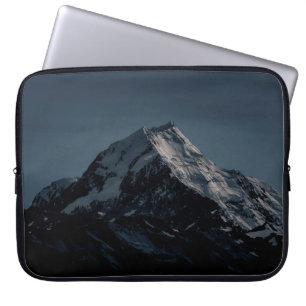 SCHNEE GEDECKTER BERG WÄHREND DER NACHTZEIT LAPTOPSCHUTZHÜLLE