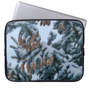 Schnee in den Pinienwäldern Laptopschutzhülle