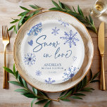 Schnee in der Liebe Schneeflocken Winter Brautpart Pappteller<br><div class="desc">Schnee in Liebe Schneeflocken Winter Brautparty mit Monogramm Papier Teller Vorlage,  staubige blaue Boho Schneeflocken Doodles mit Herzen Brautparty personalisierte Papier Teller boho Brautparty Party liefert kundenspezifische Papier Teller</div>