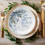 Schnee in der Liebe Winter Brautparty mit Monogram Pappteller<br><div class="desc">Schnee in der Liebe Winter Brautparty mit Monogramm Papier Teller Vorlage,  Aquarellblau staubige Winterbeeren auf schneebedeckten Kiefernästen Schneeflocken personalisierte Papier-Teller,  Winter Brautparty personalisierte Tischdekoration personalisierte Papier Teller,  Winter Brautparty Party Lieferungen.</div>