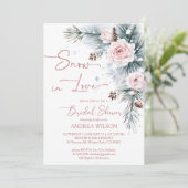 Schnee in der Liebe Winter Brautparty Schneekiefer Einladung (Stehend Vorderseite)