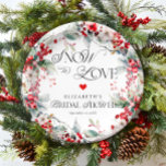 Schnee in der Liebe Winter Frostisches Brautparty Pappteller<br><div class="desc">Die Teller "Schnee in Liebe Winter Frosty Floral Brautparty Paper" sind eine faszinierende Mischung aus Wintereleganz und romantischem Charme, ideal um die Liebe inmitten des bezaubernden Ambientes der Schneesaison zu feiern. Im Mittelpunkt dieses Designs steht eine atemberaubende Aquarellillustrierung von zarten frostigen Blüten, die mit lebendigen roten Beeren verwoben sind. Die...</div>