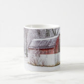 Schnee in der Roten Scheune Kaffeetasse (Mittel)