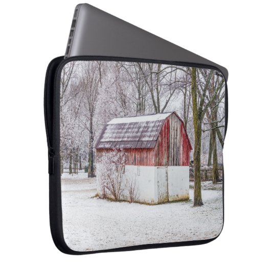 Schnee in der Roten Scheune Laptopschutzhülle (Vorne Rechts)