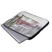 Schnee in der Roten Scheune Laptopschutzhülle (Vorne Knopf)