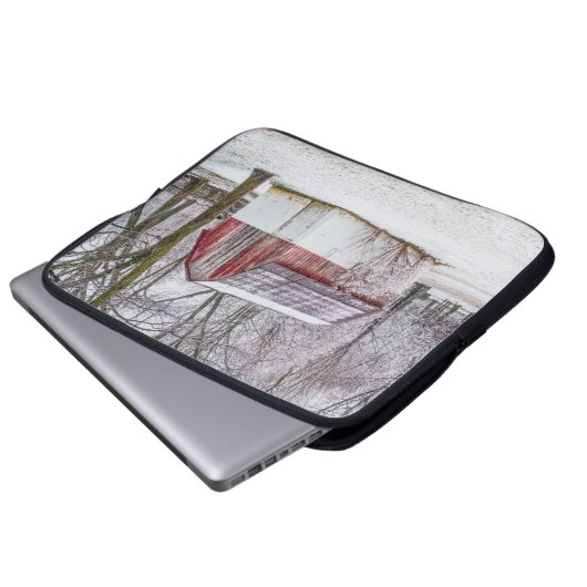 Schnee in der Roten Scheune Laptopschutzhülle (Vorne Knopf)