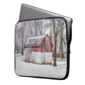 Schnee in der Roten Scheune Laptopschutzhülle (Vorderseite Links)