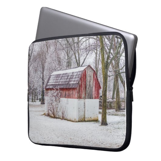 Schnee in der Roten Scheune Laptopschutzhülle (Vorderseite Links)
