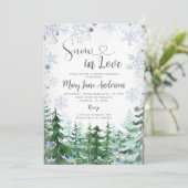Schnee in Liebe Pine Tree Snowflake Brautparty Einladung (Stehend Vorderseite)