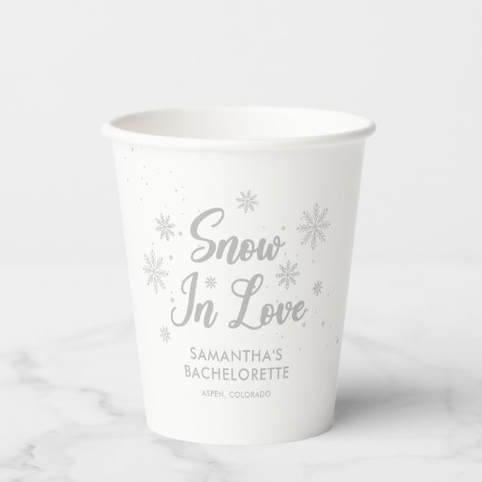 Schnee in Liebe Weißer Winter Bachelorette Pappbecher (Vorderseite)