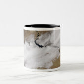 Schnee in Syrien Zweifarbige Tasse (Mittel)