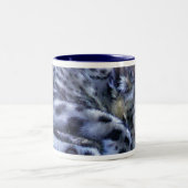 Schnee-Leopard-Tasse Zweifarbige Tasse (Mittel)