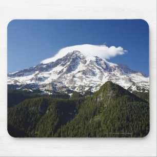 Schnee mit einer Kappe bedeckter Berg mit blauem Mousepad