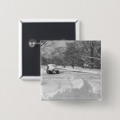 Schnee mit einer Kappe bedecktes Auto auf Straße Button (Vorne & Hinten)