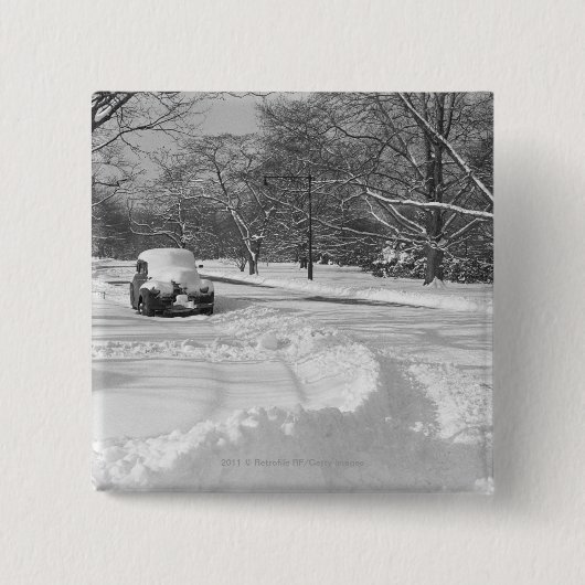 Schnee mit einer Kappe bedecktes Auto auf Straße Button (Vorderseite)