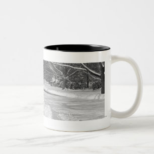 Schnee mit einer Kappe bedecktes Auto auf Straße Zweifarbige Tasse