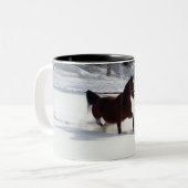 Schnee-Pferd Zweifarbige Tasse (Vorderseite Links)