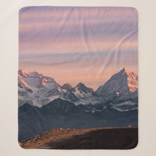 SCHNEE ÜBERDECKTE BERGE WÄHREND DES TAGES0 SHERPADECKE