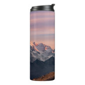 SCHNEE ÜBERDECKTE BERGE WÄHREND DES TAGES0 THERMOSBECHER (Nach links gedreht)