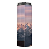SCHNEE ÜBERDECKTE BERGE WÄHREND DES TAGES0 THERMOSBECHER (Rückseite)
