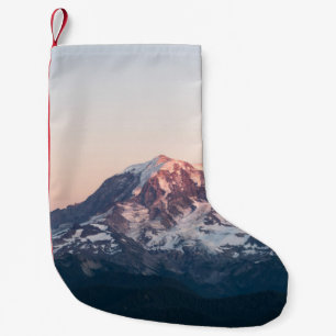 SCHNEE ÜBERDECKTE BERGE WÄHREND DES TAGES KLEINER WEIHNACHTSSTRUMPF
