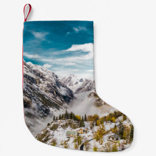 SCHNEE ÜBERDECKTE BERGE WÄHREND DES TAGES KLEINER WEIHNACHTSSTRUMPF