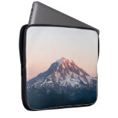 SCHNEE ÜBERDECKTE BERGE WÄHREND DES TAGES LAPTOPSCHUTZHÜLLE (Vorne Rechts)
